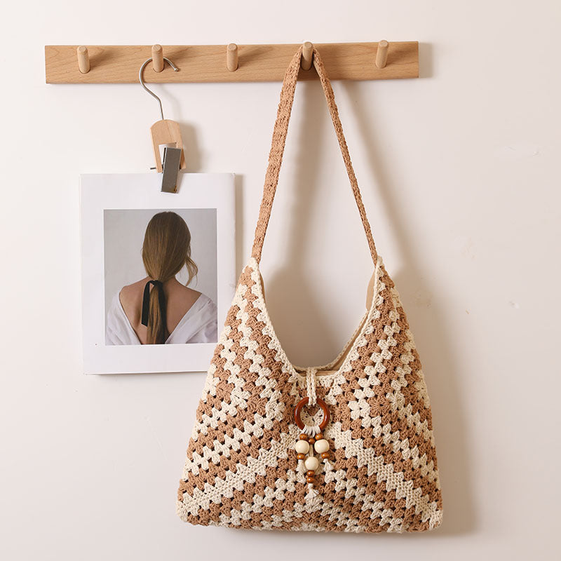 Handmade macrame shoulder bag with playful pendant Bowlift