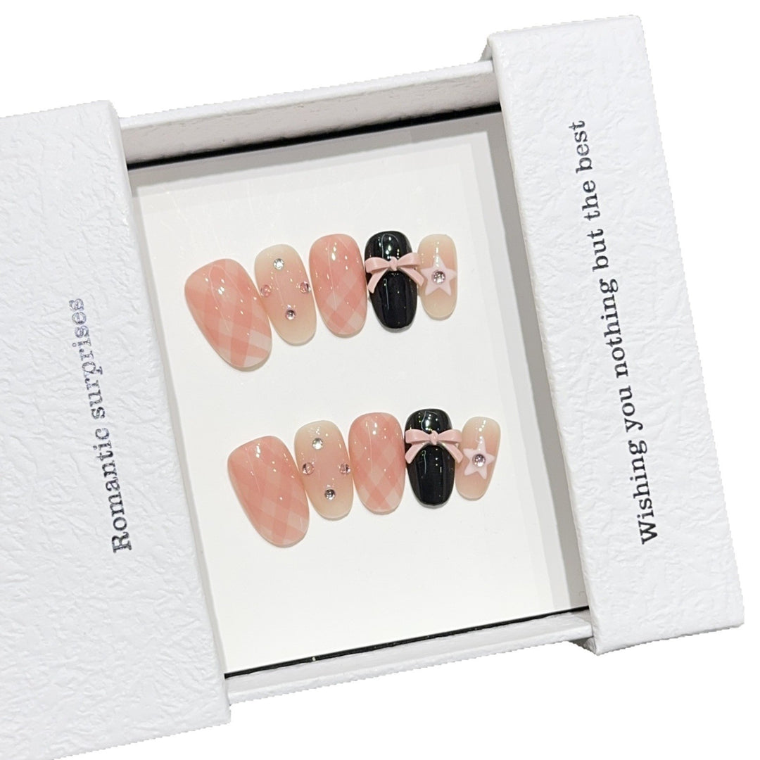 Artificial nails with romantic design and glitter details Bowlift