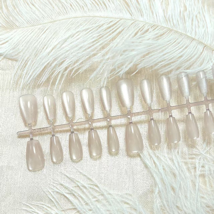 Artificial nails in elegant nude glitter design Bowlift