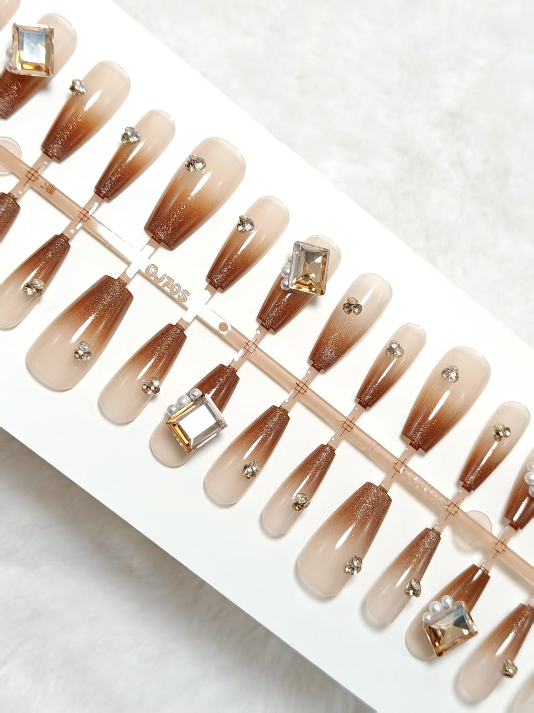Artificial nails with glitter and ombre effect Bowlift