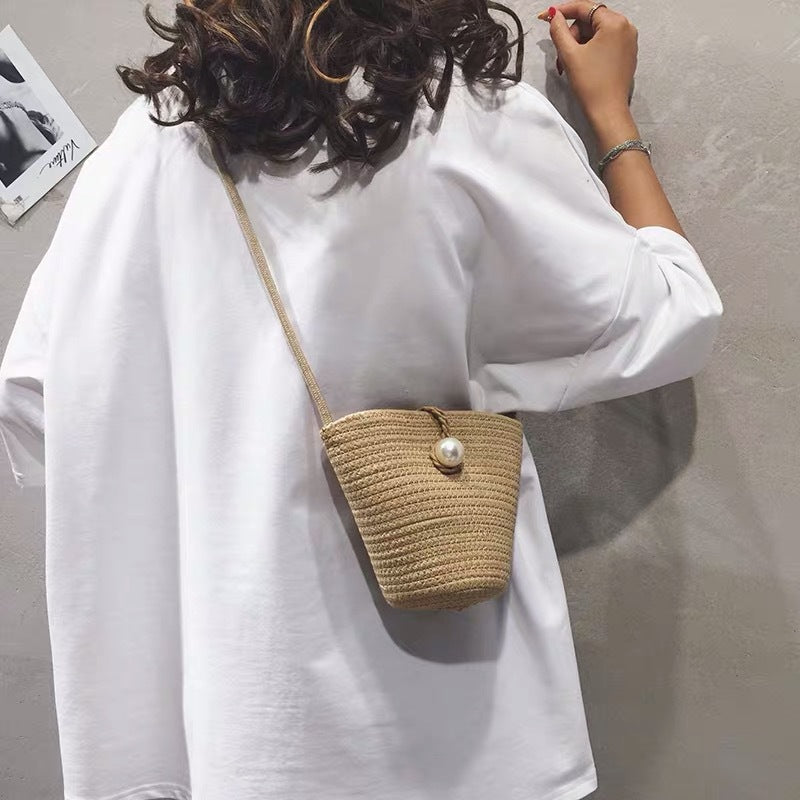 Elegant Handbag with Pearl Closure Bowlift