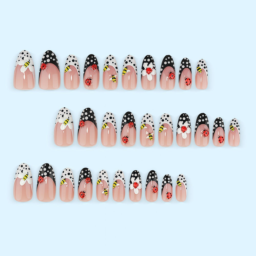 Artificial nails with playful insect design Bowlift