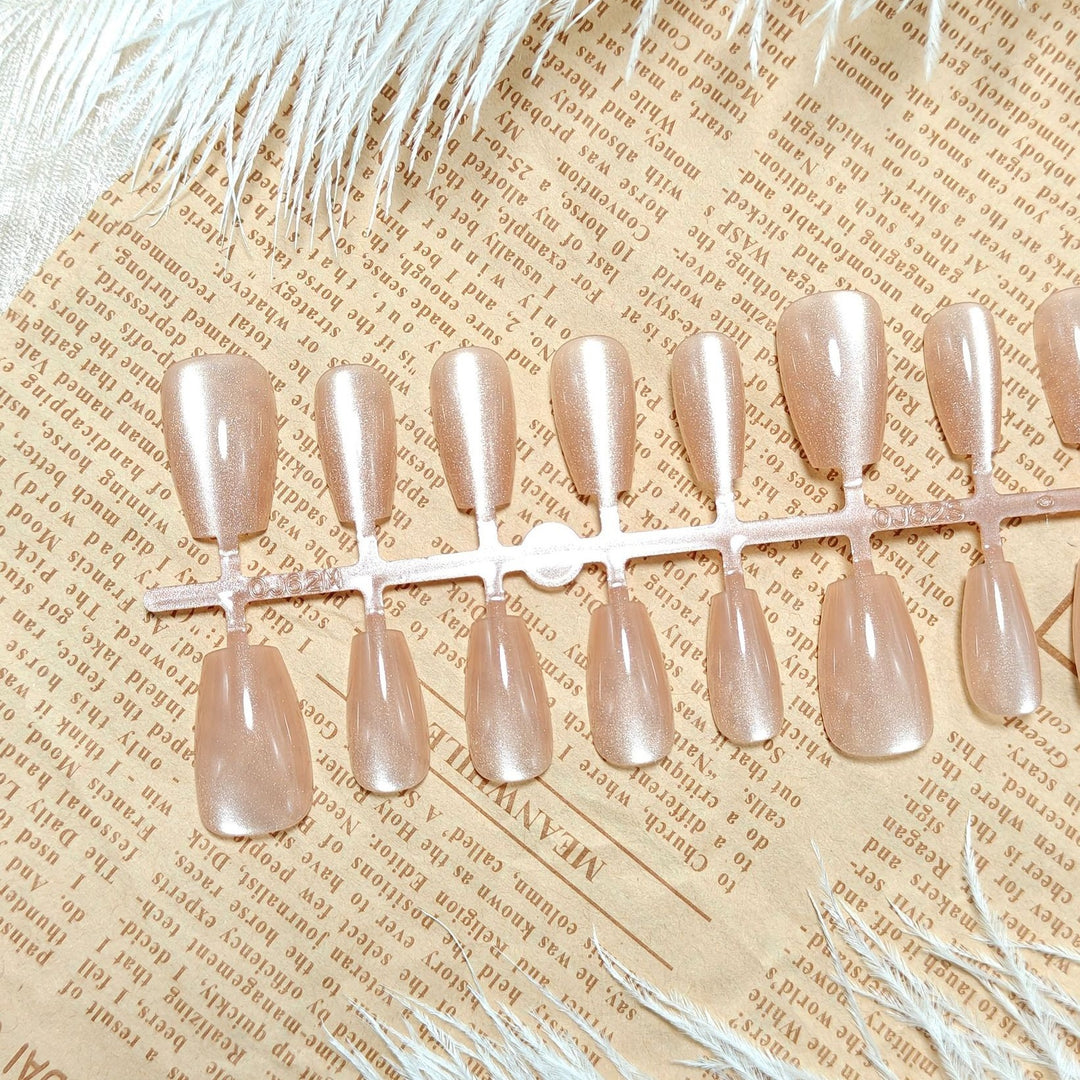 Artificial nails in the elegant nail art set Bowlift