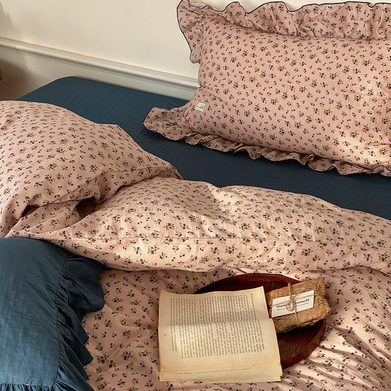 Cotton bedding set with delicate floral pattern and decorative ruffle