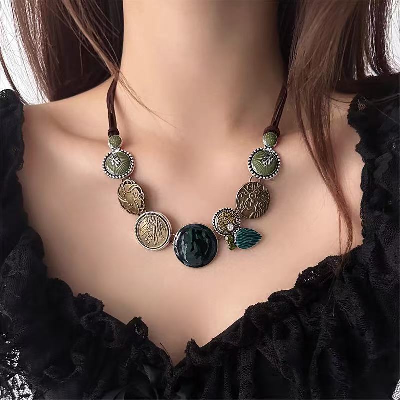 Floral Pendant Long Necklace Bowlift