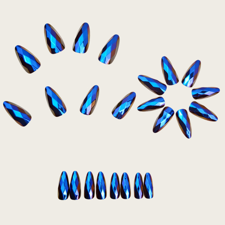 Artificial nails with faceted design Bowlift