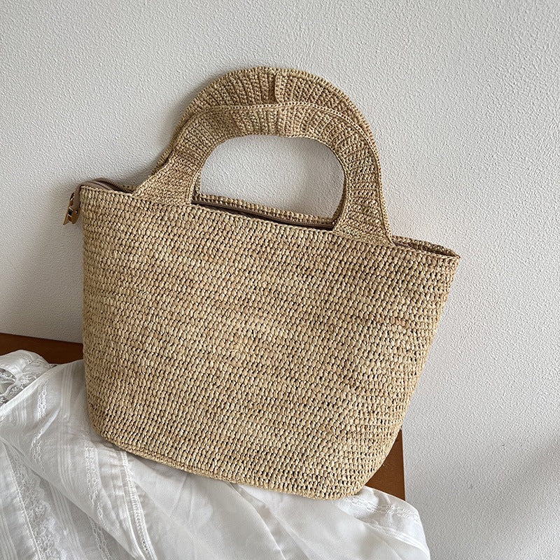 Handcrafted straw bag with geometric pattern Bowlift