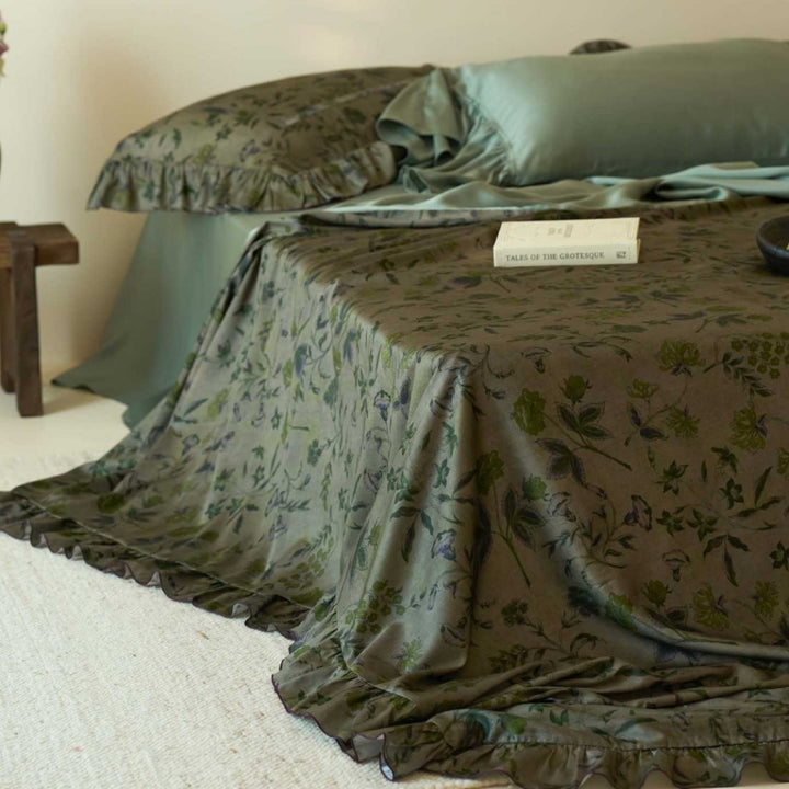 Bedding set with floral striped pattern and reversible function