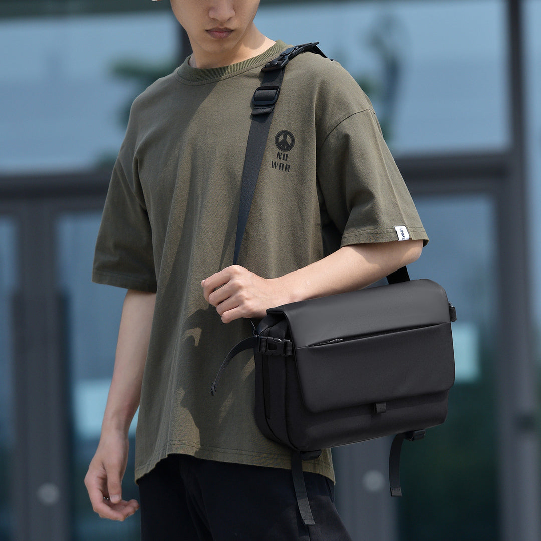 Messenger bag with versatile compartments and water-repellent material Bowlift
