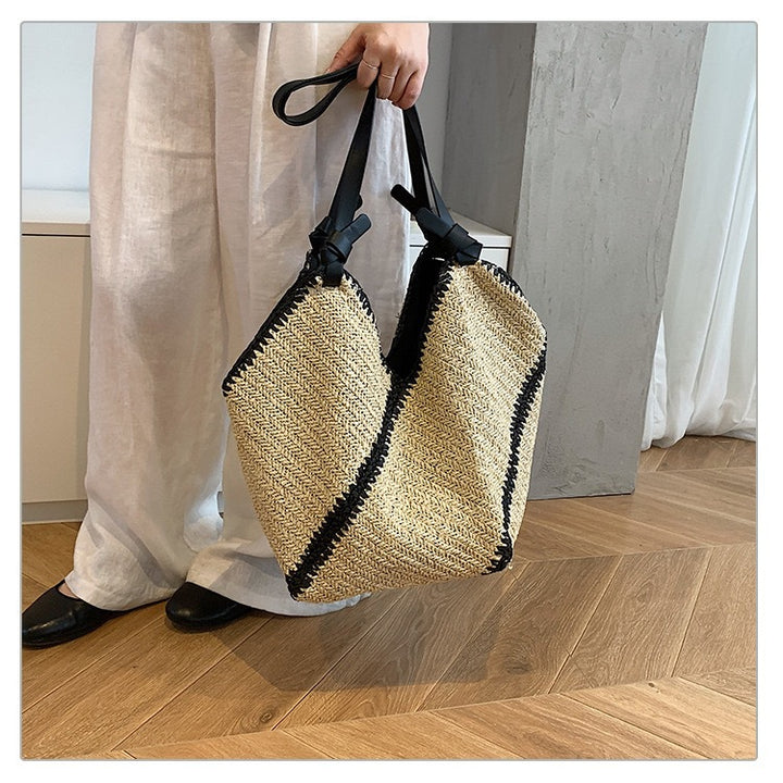 Generous shopping bag with handcrafted wave pattern Bowlift