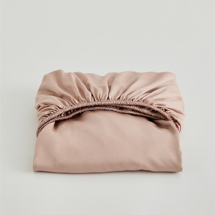 Fitted sheet made of fine cotton satin with extra high skirt and elastic all-around rubber Bowlift