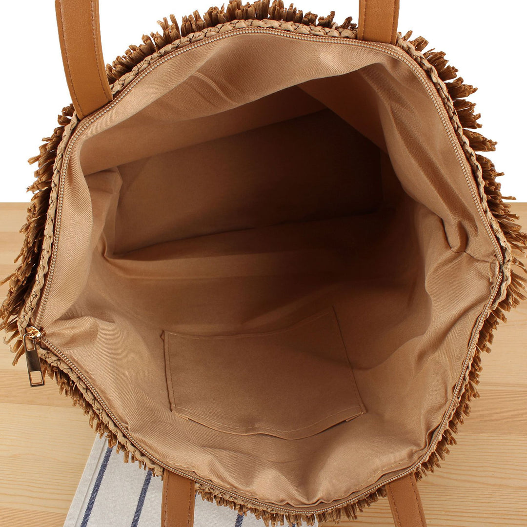 Beach bag made of handwoven natural material with fringe decoration Bowlift