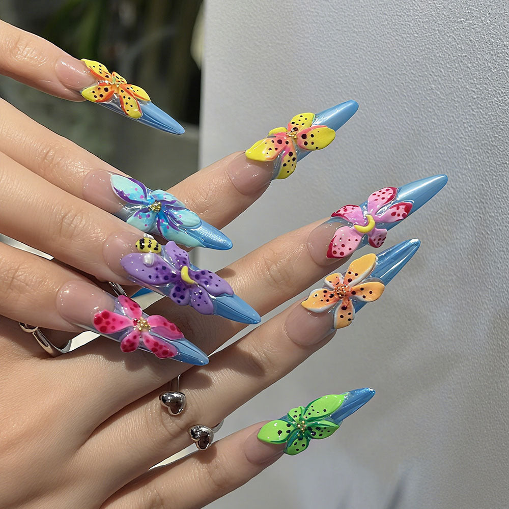 Artificial nails in a playful flower design with glittering accents Bowlift