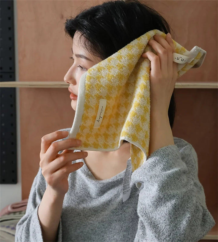 HoundLuxe Vintage Houndstooth Cotton Face Cloth Bowlift