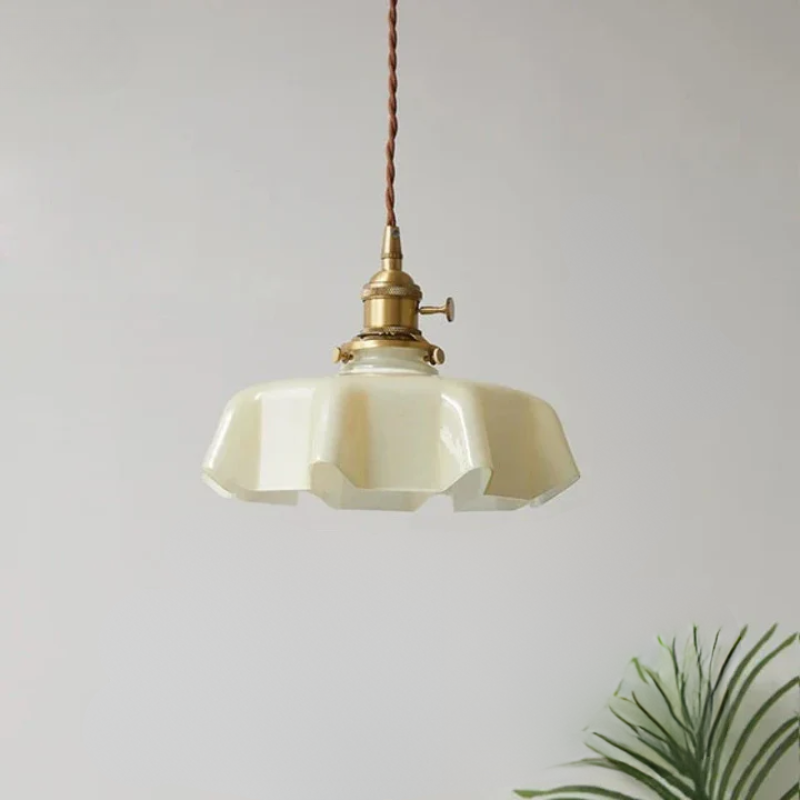 Brass pendant light in French design – Elegant ceiling lamp for living room | Bowlift