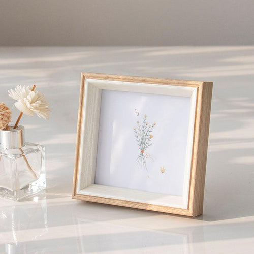 ElegantFrame – Luxury Photo Frame with Golden Edge Bowlift