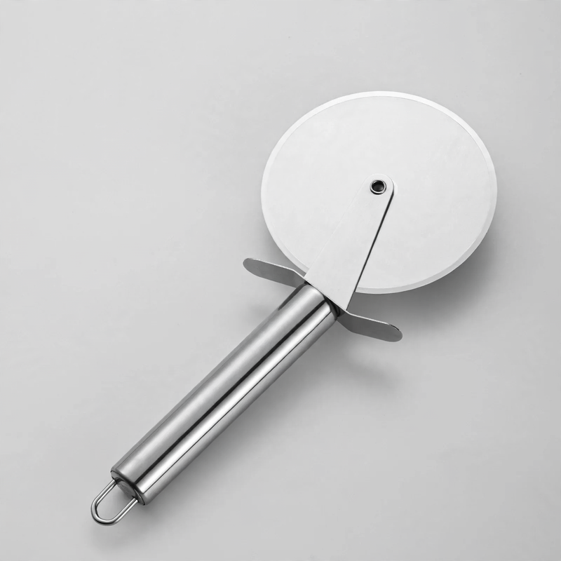 Pizza cutter and cake tool set