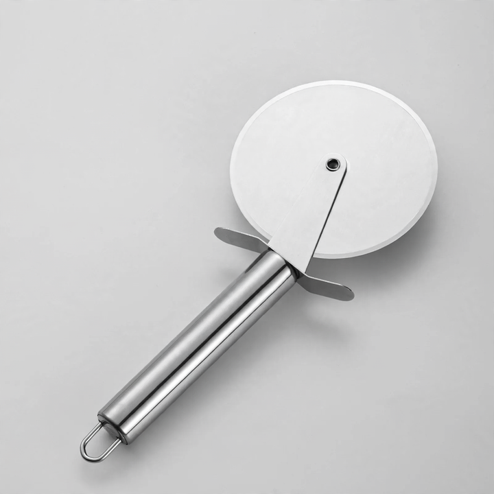 Pizza cutter and cake tool set