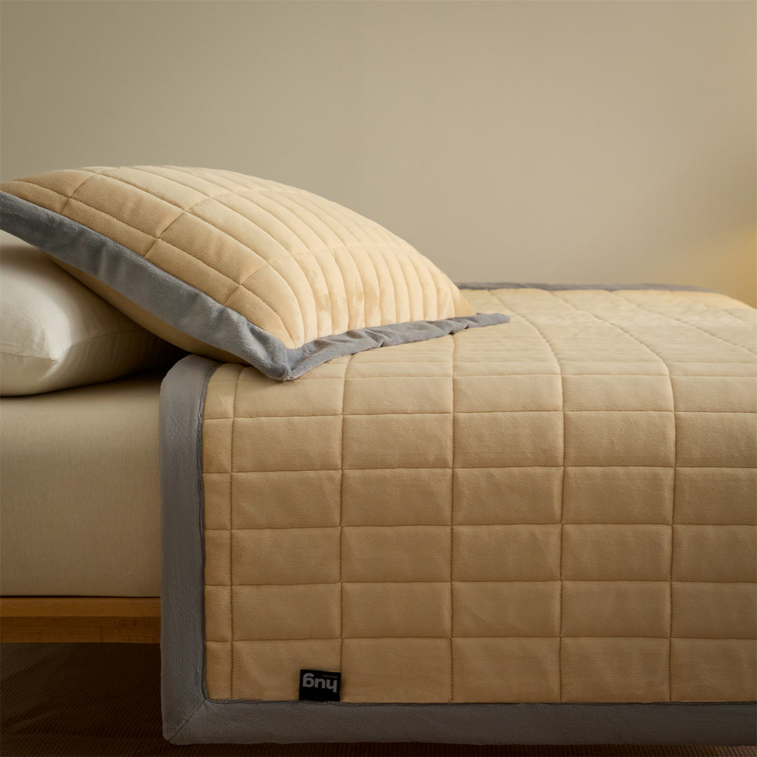 Warming duvet made of milk fiber with stitching