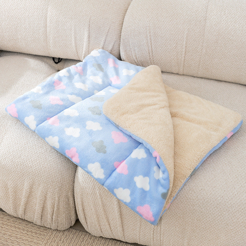 Fluffy pet mat made of fleece