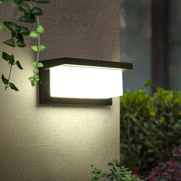 Horizontal LED Outdoor Lamp | Bowlift