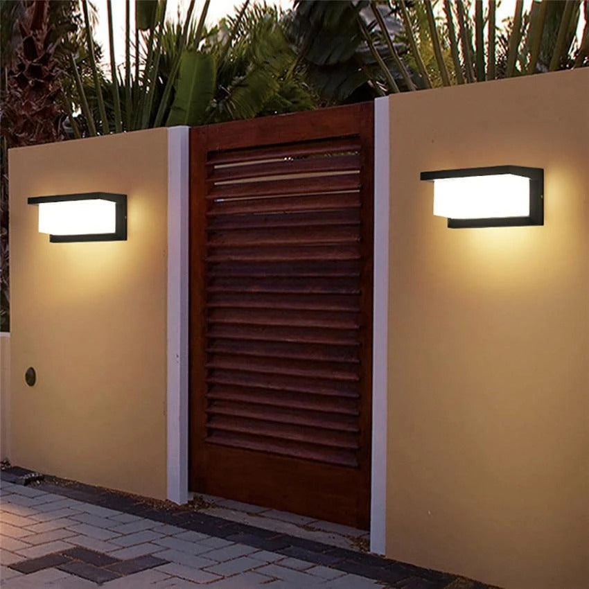 Horizontal LED Outdoor Lamp | Bowlift