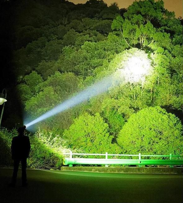 BowLift | LuxeBeam High-Performance Flashlight | Super bright, durable and rechargeable flashlight for any situation